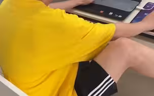 这是高手！男生打游戏的同时用脚回消息，速度还不慢