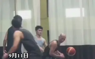 男子传球时手滑 篮球落在了更滑的头上 朋友：像海豹顶着球
