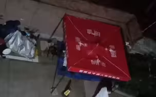 深夜大白欲躺地上凑合一晚 居民看到后心疼大喊: 同志，睡我车里!