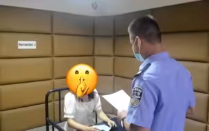女子单手超速开车还发到朋友圈，招来交警的“亲切问候”