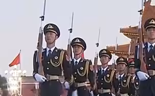 步步铿锵！国旗护卫队脚步声太齐了
