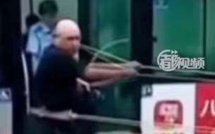 直击北京暴雨｜公交车被困门头沟洪流中，两根救命的绳子扔向乘客