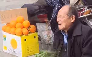 老爷爷卖橙子标注甜过初恋，亲自尝过后表情翻车