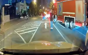 大连火灾现场 消防员军礼致谢让路车辆 行车记录仪拍下暖心一幕