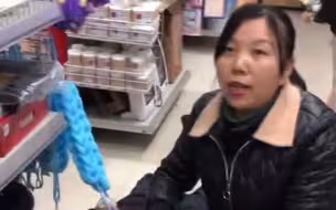 大叔超市#晕倒抽搐，不受控制，#热心老板娘喂救心丸挽回他一命
