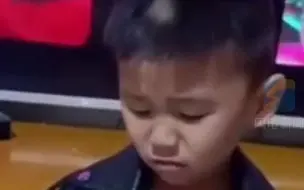 熊孩子拿棍子狂砸电视机 被问答曰“我在打怪兽”