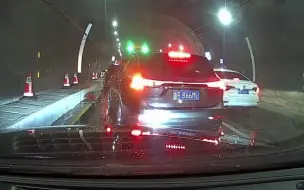 隧道追尾，救护车无法通行，关键时刻红衣小伙挺身而出