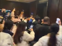 樊振东赛后遭球迷围堵，深夜发文：莫舍己道，勿扰他心，恳请球迷们理解尊重