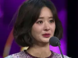 赵丽颖凭借《风吹半夏》获飞天奖优秀女演员奖，领奖时瞬间泪崩
