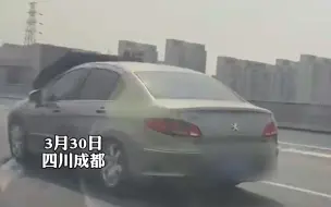 风~太~大~竟把轿车引擎盖都吹翻了！司机还在淡定开着车，看度君想问大哥你还看得见吗？