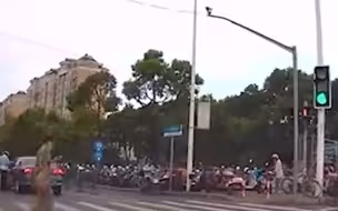 车主过斑马线主动礼让行人 结果等待近半分钟 交警主动上前帮忙开路