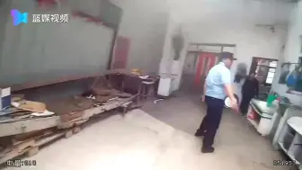 大妈拿走银行铁门准备当废品卖