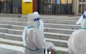 女子被隔离在酒店，开门一看惊呆了，果然很“别致”。