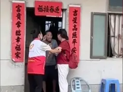 游客硬闯全红婵爷爷家 被志愿者劝退仍大笑挥手