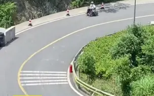 大爷坐电动轮椅上旋转山路，网友：把我2.0t的轮椅拿来。