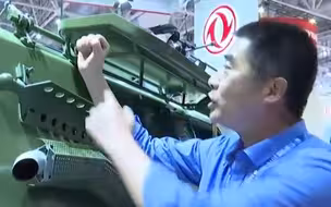 杜文龙零距离接触东风战车 2016中国·珠海航展特别报道