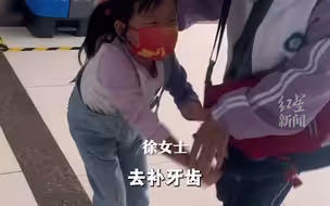 小女孩不知爸爸去世，路过其生前单位要去看他，被妈妈心疼拉走.....