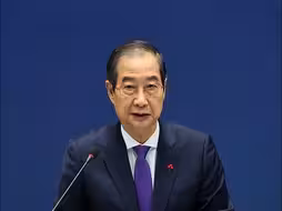 韩国会通过代总统韩德洙弹劾案，投票现场执政党议员包围议长席抗议