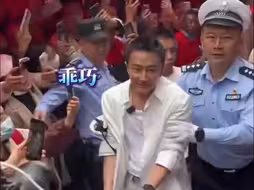 黄轩打卡天水麻辣烫，被热情粉丝层层围堵，安保护送画风变“押送”