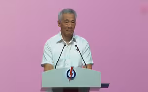 李显龙宣布将在2024年11月前交棒总理一职 现场哽咽 场下响起40秒掌声