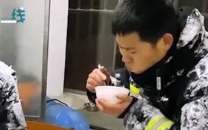 感动！消防员-14度灭火后身披白雪归来 双手冻得通红端不住碗