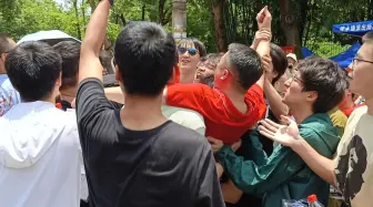 高考结束后被众多学生簇拥抬出考场 老师：三年陪伴与学生们感情深