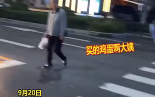 女子一路上和路人打招呼，不料男女老少纷纷热情回应，网友：社交界的天花板