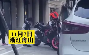 男孩街边认真凑近看机车，尽管非常喜欢，还是坚持不上手碰