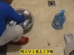 一夜长大的孩子让人心疼！爸爸离世后5岁娃深夜洗鞋妈妈泪目