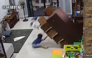 危险！孩子独自玩耍时不慎拉倒柜子