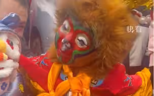 青海社火现场可爱一幕，小猴哥时刻操心着小八戒。