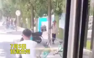 男孩推着轮椅走在公交车前面，司机没有催促默默跟着，男孩发现后跑着让路！
