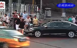 小客与电动车路口相撞   小客车前保险杠竟被剐掉