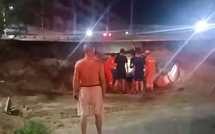 江西一非法改装车超载装沙侧翻致小轿车被压，一家6口全部遇难