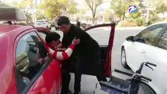衢州爱心出租车司机 放下生意陪乘客看病