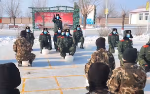 中二气息溢出屏幕！武警兵哥哥自制冰象棋，输出全靠吼