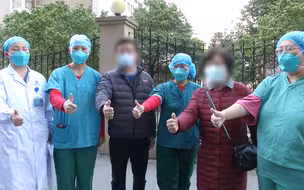 与病魔战斗48天后，母子共同出院：医护人员既治了病，也治了心！