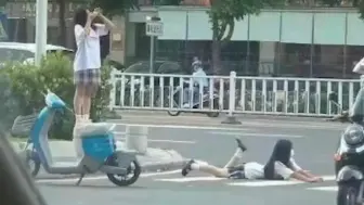 斑马线拍“大片”？丑陋！俩女孩在斑马线上坐卧爬行拍照
