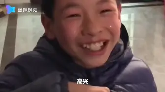 付出总有回报！小学生看到考试成绩喜极而泣