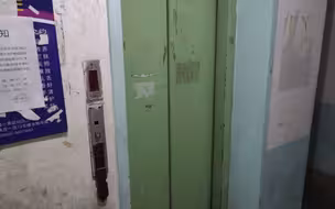 小区电梯莫名卡人！年久失修的电梯为何这么难换？