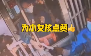 公交司机遭乘客埋怨，小女孩这个举动好温暖