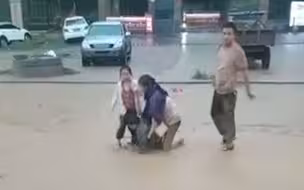 郑州一位妈妈带两孩子掉进积水坑 过路大哥舍命救援