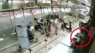 福建泉州脚手架倒塌  路人惊险躲过一劫