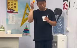 物理老师用乒乓球实验 讲出人生道理 “这就是教育的意义”