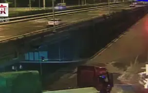 过于相信导航 没看限高卡桥下
