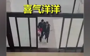 画面超暖！天津消防员未婚妻第一次探亲，队友们站楼上扒着栏杆招手起哄，消防员赶紧捂住未婚妻的眼睛