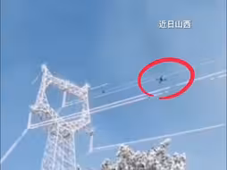 皑皑白雪中 无人机“御剑凌空”给电网除冰