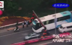大客车车身超高 卡在限高梁下动弹不得