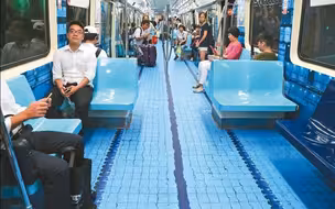 台湾地铁彩绘列车 变身泳池超逼真