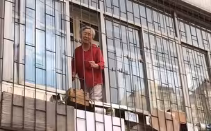 大妈隔空喊话志愿者：金州是英雄的“城市”你们一定能保护好！